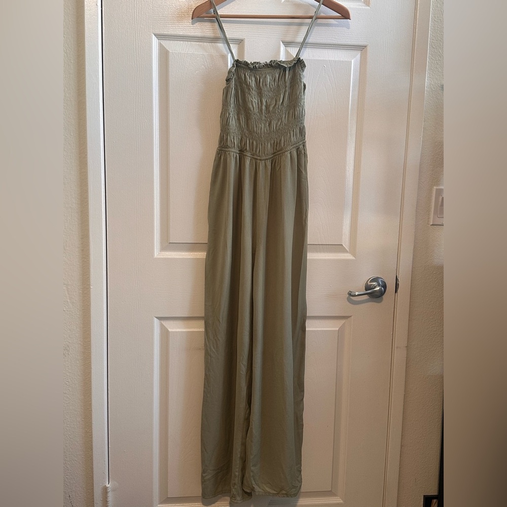 Beautiful Sage Green pant suit
Worn twice, in great condition 
Size S